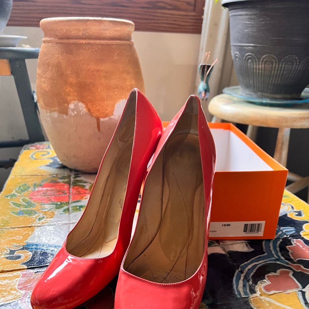 Kate spade strawberry round-toed stilettos